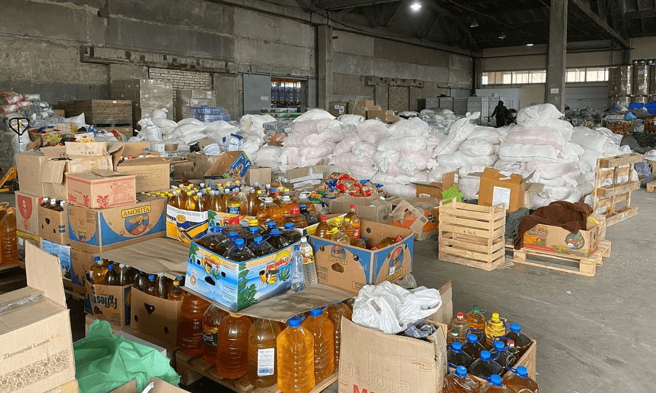 Нова гуманітарна допомога продовжує приїжджати на Херсонщину: як працюють ланцюжки постачання