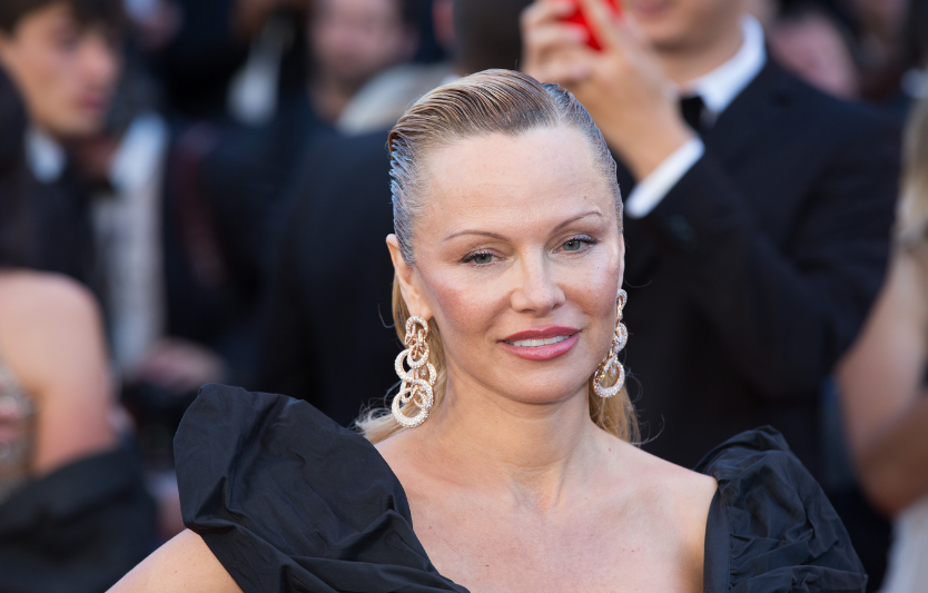 Памела Андерсон почала роман з актором, який старший за неї на 15 років